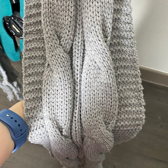 Light grey scarf with fringe - Picture 2 of 4